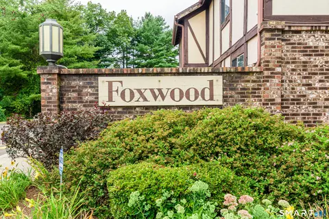 215 Foxwood Ln #215, Milford, CT 06461