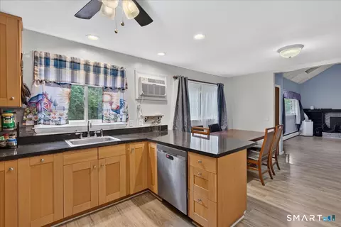 Kitchen - 6 Paugussett Rd, Sandy Hook, CT 06482 photo 4 of 4