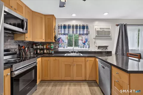 Kitchen - 6 Paugussett Rd, Sandy Hook, CT 06482 photo 3 of 4
