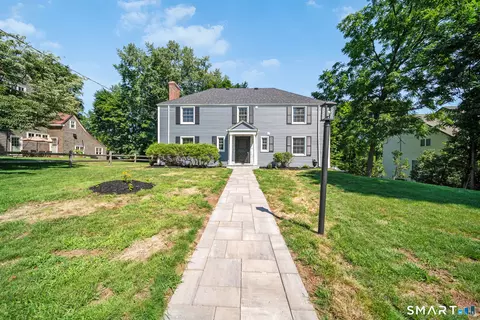 38 Roberts Ln, West Hartford, CT 06107