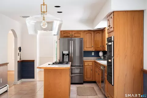 Kitchen - 123 Cross Hwy, Redding, CT 06896 photo 4 of 4