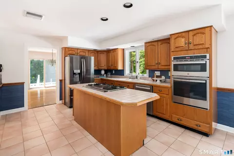 Kitchen - 123 Cross Hwy, Redding, CT 06896 photo 2 of 4