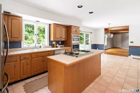 Kitchen - 123 Cross Hwy, Redding, CT 06896 photo 1 of 4
