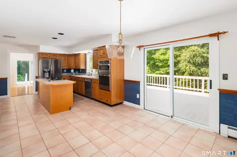 Kitchen - 123 Cross Hwy, Redding, CT 06896 photo 3 of 4