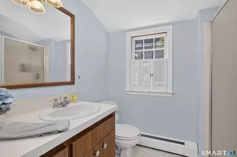 Bath - 76 Chamberlain Rd, Wethersfield, CT 06109 photo 2 of 2