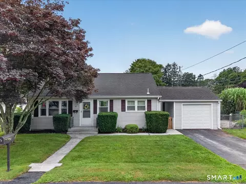 37 Vivian St, Waterford, CT 06385