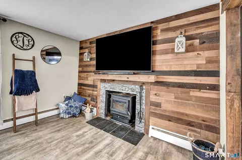 Living - 171 Smith St, Middletown, CT 06457 photo 1 of 3