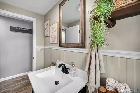 Bath - 171 Smith St, Middletown, CT 06457 photo 2 of 4