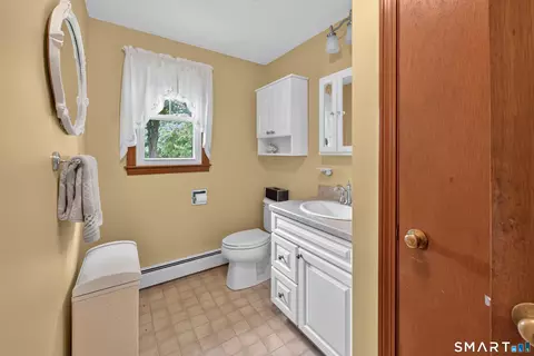 Bath - 4 Kish Pl, Wallingford, CT 06492 photo 2 of 3