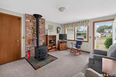 Living - 4 Kish Pl, Wallingford, CT 06492 photo 2 of 5