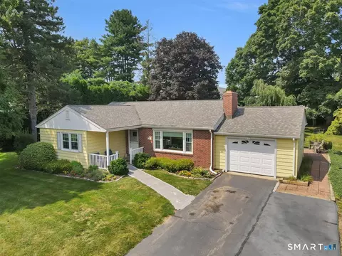 11 Castle View Dr, Chester, CT 06412