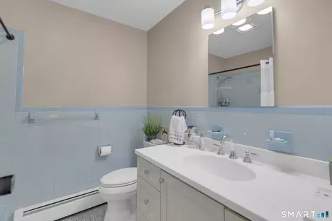 Bath - 41 Elbow Hill Rd, Brookfield, CT 06804 photo 1 of 2