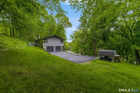 Exterior - 41 Elbow Hill Rd, Brookfield, CT 06804 photo 6 of 8