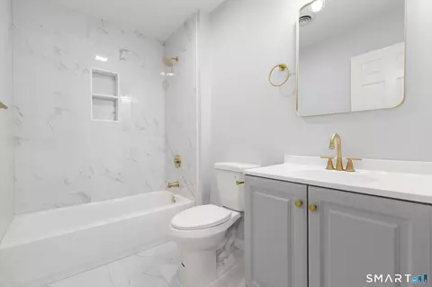 Bath - 468 Main St #319, Niantic, CT 06357 photo 3 of 5