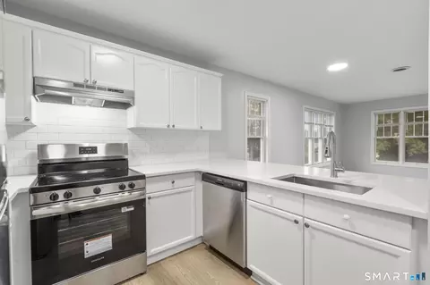 Kitchen - 468 Main St #319, Niantic, CT 06357 photo 4 of 4