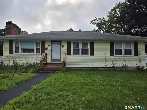 28 Daggett St, Moosup, CT 06354