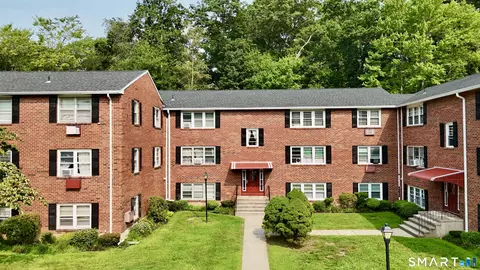 54 Briarwood Ln #B, Branford, CT 06405