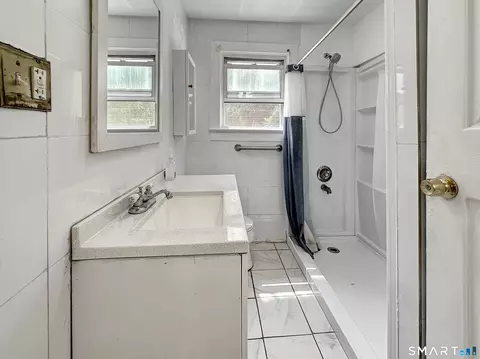 Bath - 11 Hunt St, Norwich, CT 06360 photo 1 of 2