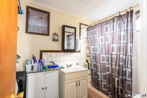 Bath - 52 Putnam Ave, Hamden, CT 06517 photo 1 of 1