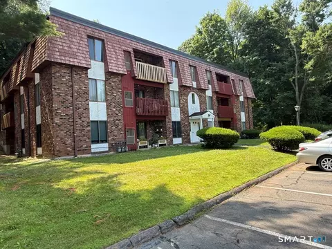 95 Woodsedge Dr #1B, Newington, CT 06111