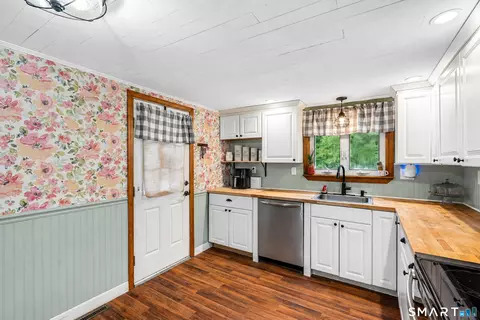 Kitchen - 24 Bailey Ave, Wallingford, CT 06492 photo 3 of 5