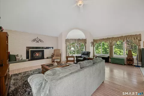 Living - 154 Suncrest Ct, Torrington, CT 06790 photo 2 of 5