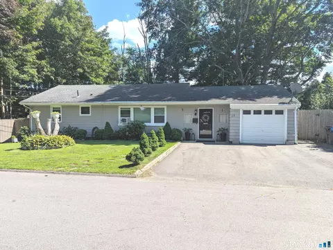 38 Pine St, Norwich, CT 06360