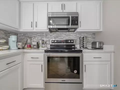 Kitchen - 2900 Dover Ct, Windsor, CT 06095 photo 2 of 2