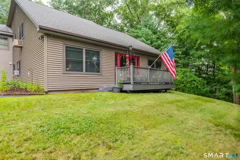 19 Vidich Ln, Naugatuck, CT 06770
