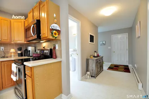 Entry Way - 98 East St, Bethlehem, CT 06751 photo 4 of 6