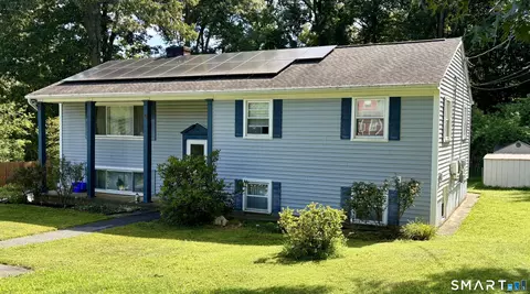 32 Pollys Ln, Uncasville, CT 06382