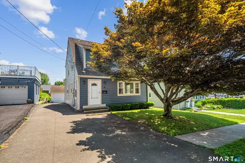 3 Olmstead Pl, Norwalk, CT 06855