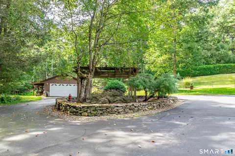 Exterior - 126 E Putnam Rd, Putnam, CT 06260 photo 6 of 8