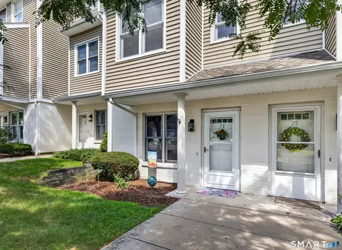 73 Cobblestone Dr #73, Groton, CT 06340