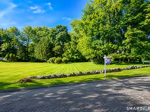 91 Knobloch Ln, Stamford, CT 06902