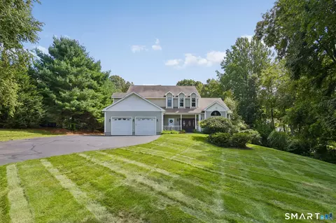 8 White Oak Ln, Quaker Hill, CT 06375