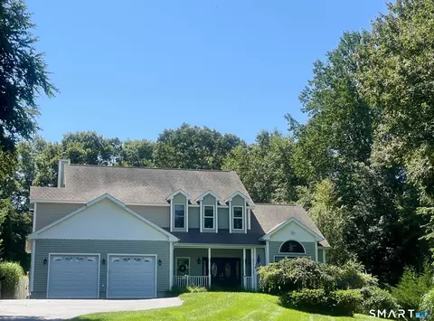 8 White Oak Ln, Quaker Hill, CT 06375