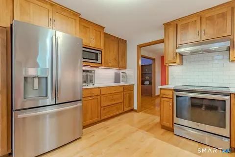 Kitchen - 5 Pond View Dr, Cromwell, CT 06416 photo 3 of 4