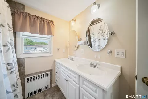 Bath - 194 Cedar St, Wethersfield, CT 06109 photo 1 of 3