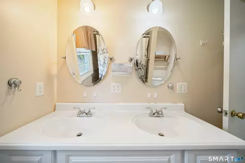 Bath - 194 Cedar St, Wethersfield, CT 06109 photo 2 of 3