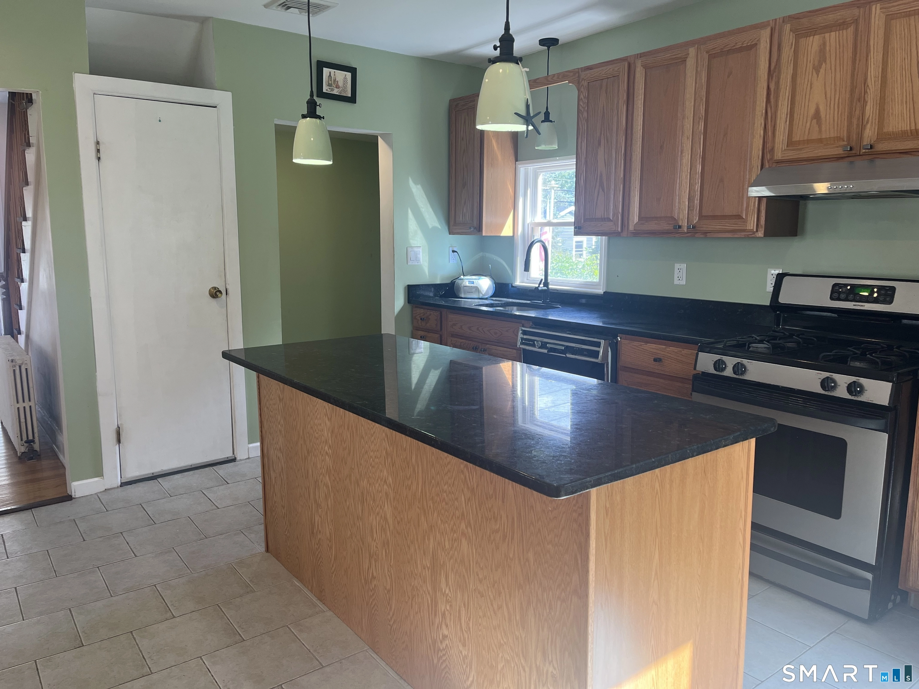 Kitchen - 18 Summit St, Derby, CT 06418 photo 3 of 4