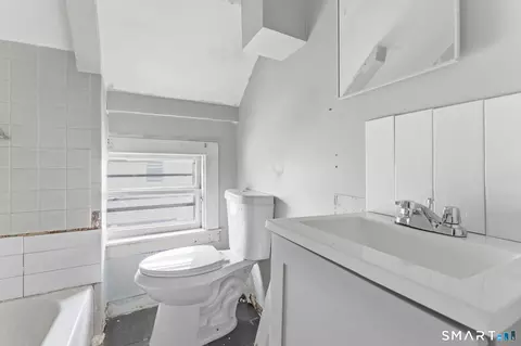 Bath - 97 Summit St, Norwich, CT 06360 photo 3 of 4