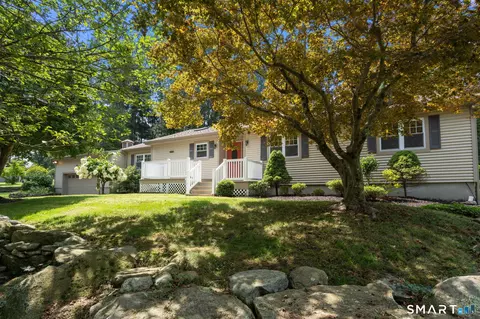 20 Prindiville Ave, Waterford, CT 06385
