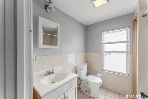 Bath - 33 Evergreen Ave, Hamden, CT 06518 photo 1 of 3