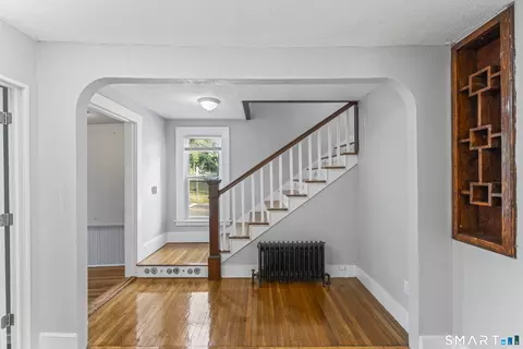 Entry Way - 33 Evergreen Ave, Hamden, CT 06518 photo 3 of 5