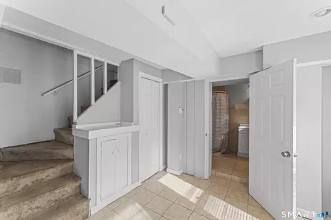 Entry Way - 33 Evergreen Ave, Hamden, CT 06518 photo 5 of 5