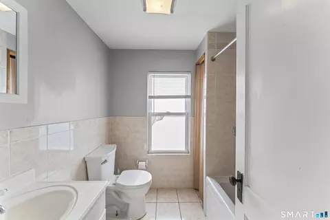 Bath - 33 Evergreen Ave, Hamden, CT 06518 photo 2 of 3