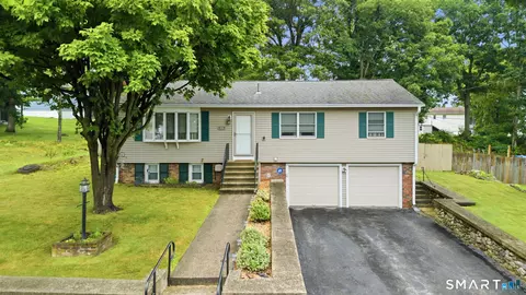 80 Fieldstone Rd, Waterbury, CT 06704