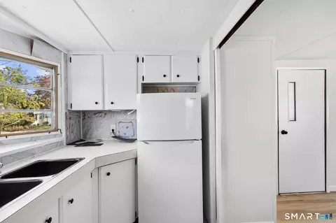 Kitchen - 15 Broadway N, Westbrook, CT 06498 photo 3 of 4