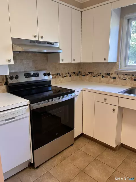 Kitchen - 122 Centerbrook Rd, Hamden, CT 06518 photo 4 of 7